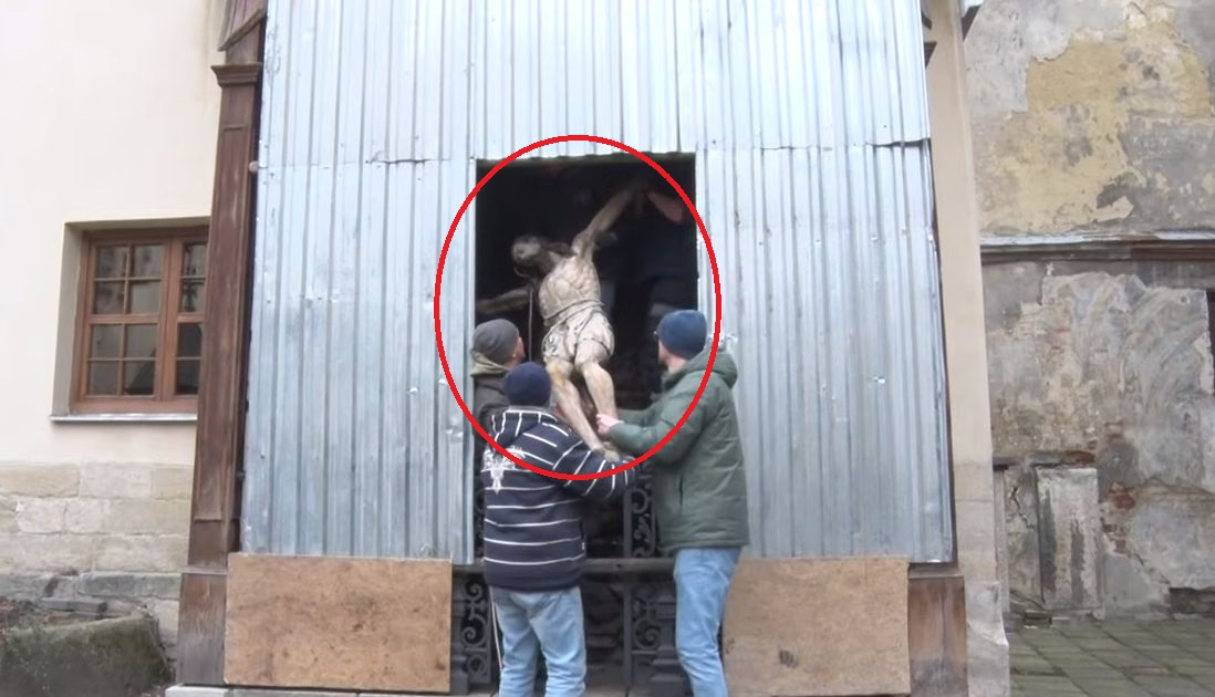 Евакуираха Христос от катедрала в Лвов ВИДЕО
