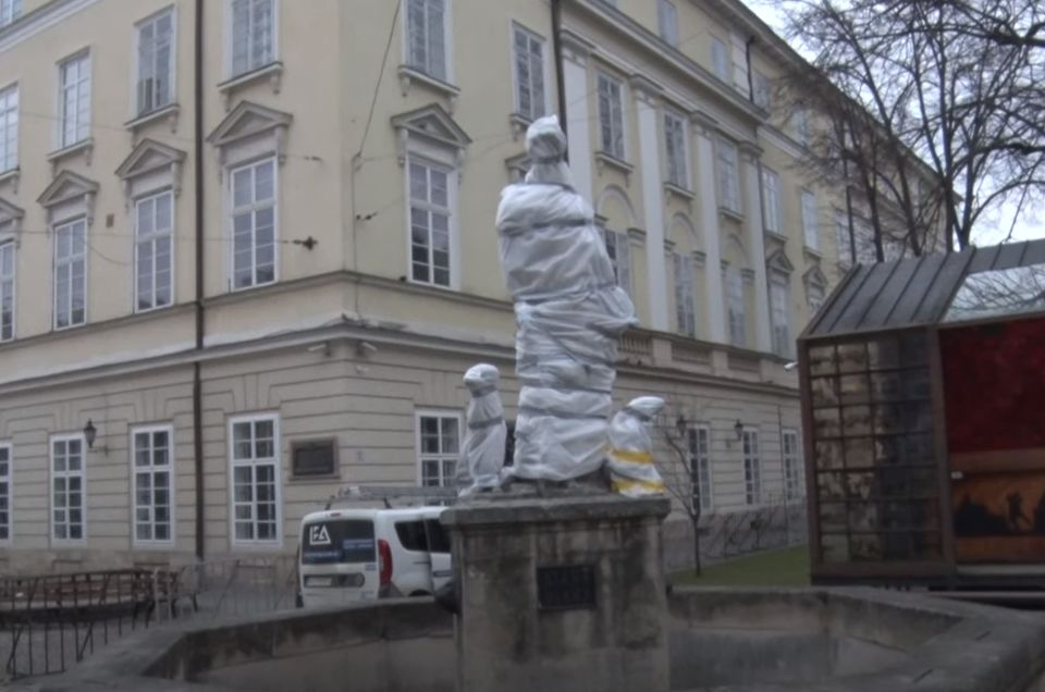 Евакуираха Христос от катедрала в Лвов ВИДЕО