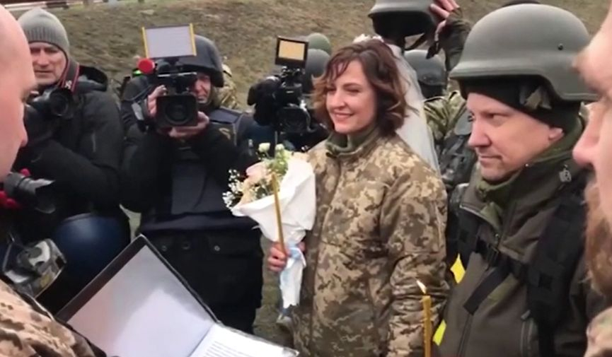 Виталий Кличко отиде на сватба на блокпост в Киев ВИДЕО