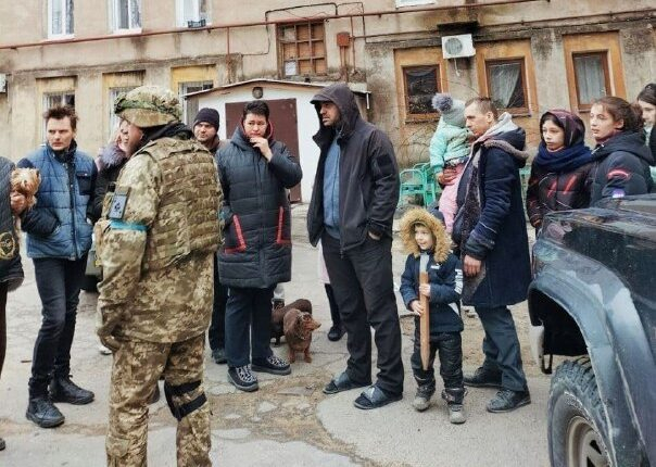  "Азов" и "Айдар" отново не пускат мирното население от Мариупол, използват го като жив щит