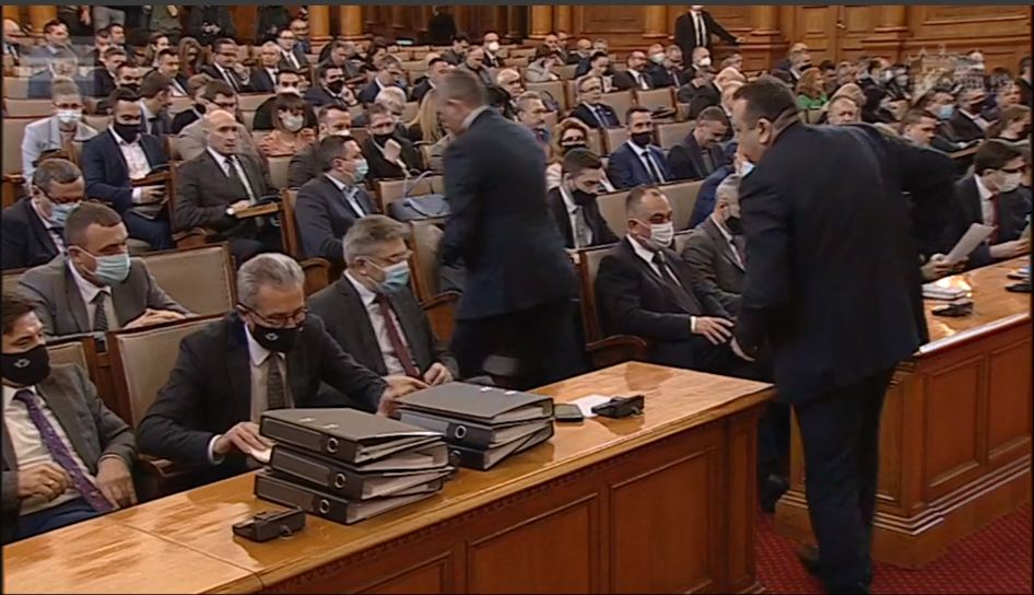 ДПС внесе важни папки в пленарна зала - какво да очакваме по време на парламентарния контрол БЛИЦ ТV