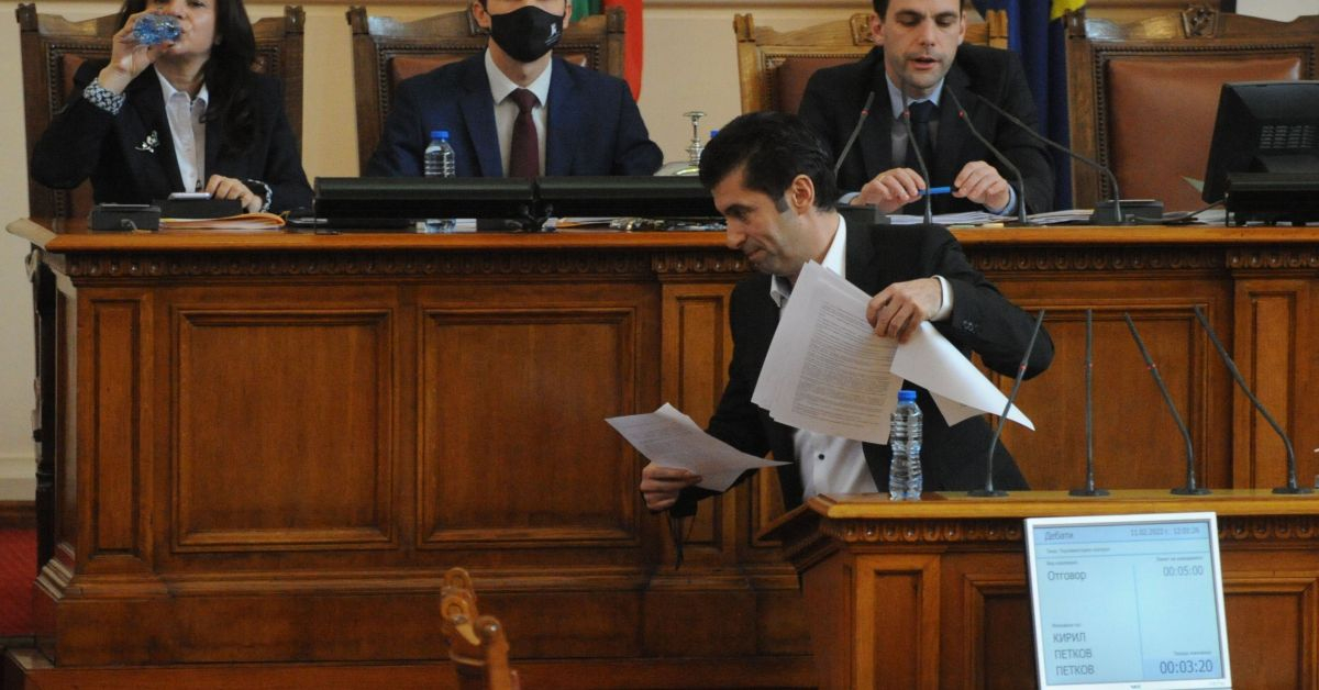 Защо Кирил Петков упорито бяга от проверка на „златните паспорти“?