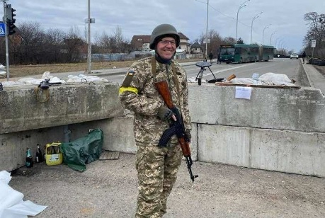 Един от най-известните главатари в Украйна си направи пиар с "Калашников" в ръка ВИДЕО