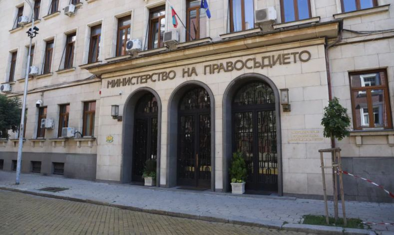 Министерство на правосъдието харчиц пари на поразия, докато готви сигналите срещу Гешев