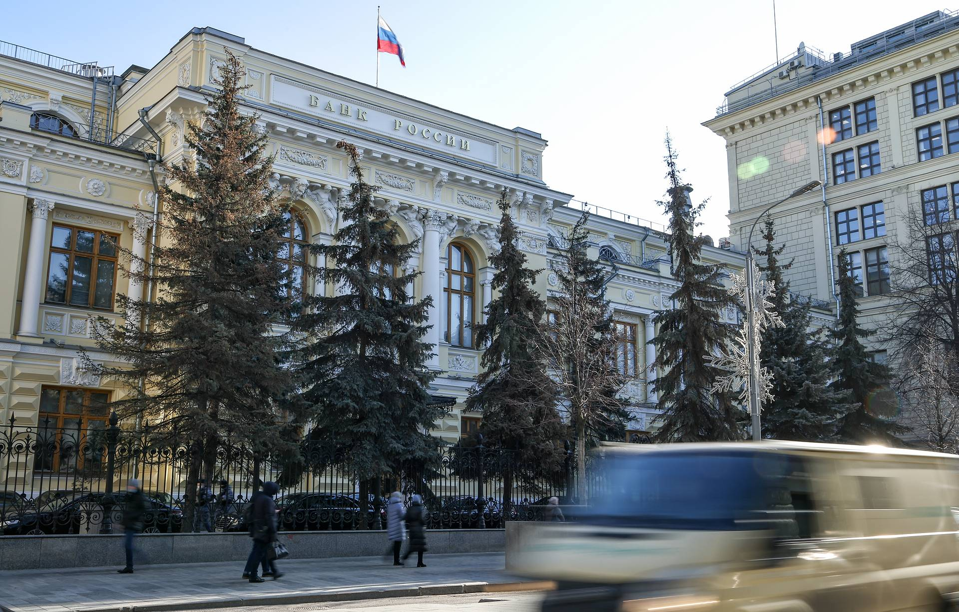 Руските банки ограничават тегленето на валута