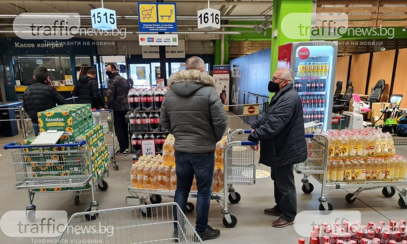 Пловдивчани грабят като обезумели олио на промоция СНИМКИ 