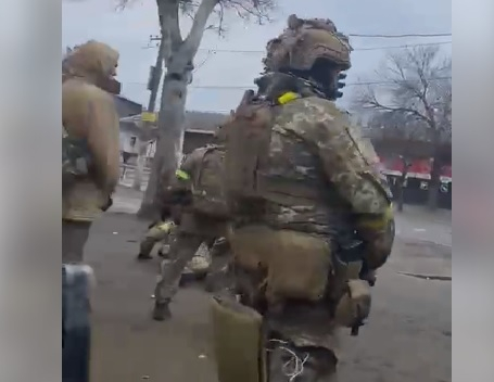  Снаряд на руската армия избухна до група украински бойци и стана страшно ВИДЕО