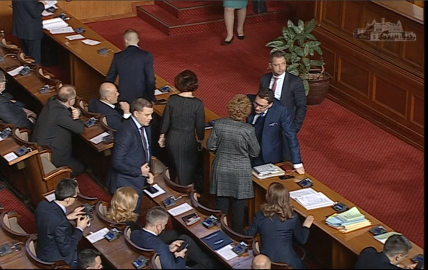 Финансовият министър извънредно в парламента, за да каже докъде стигнахме с това БЛИЦ TV