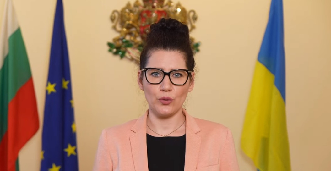 Депутатка от "Възраждане" показа "Калинката с бебешко розово костюмче" и попита: Да не сме станали колония на Украйна?