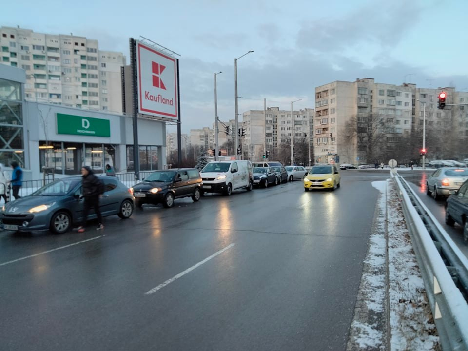 Сигнал до БЛИЦ: Адски бой за олио в "Кауфланд" рано сутринта, фучи линейка, софиянци гневни: Това ли е промяната! ВИДЕО 18+
