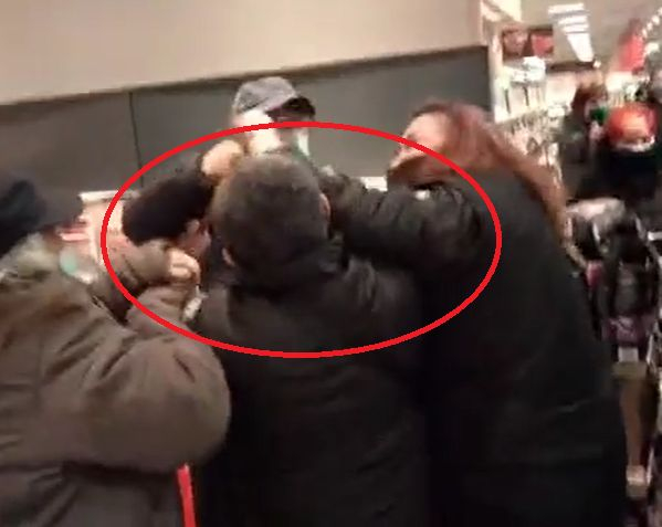 Сигнал до БЛИЦ: Адски бой за олио в "Кауфланд" рано сутринта, фучи линейка, софиянци гневни: Това ли е промяната! ВИДЕО 18+