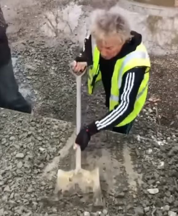 Мрежата гледа и не вярва на очите си! Какво прави легендарният Род Стюарт с лопата в ръка ВИДЕО 