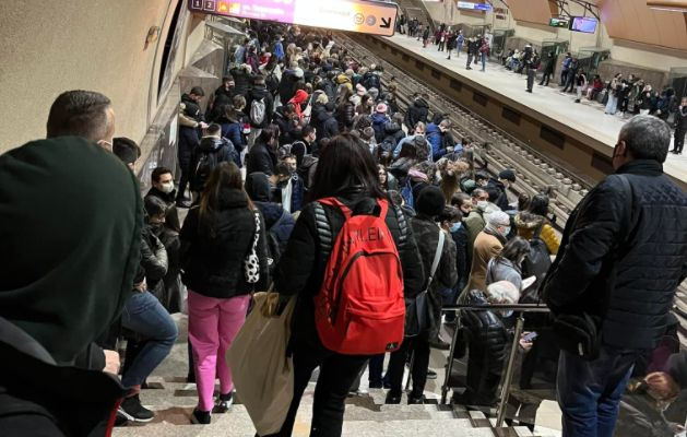 В метрото почерня от народ! Какво се случва СНИМКА 
