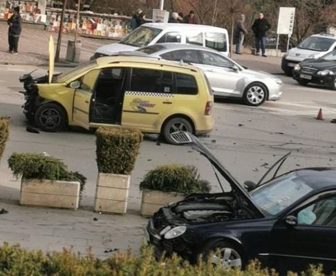 Зрелищно меле на пъпа на Търново, линейка хвърли към болницата ВИДЕО 