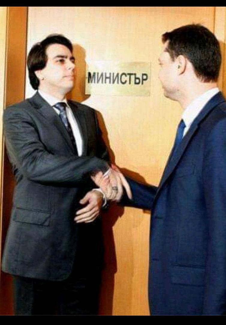 Делян Добрев пусна скандална СНИМКА с меката китка на Асен Василев 