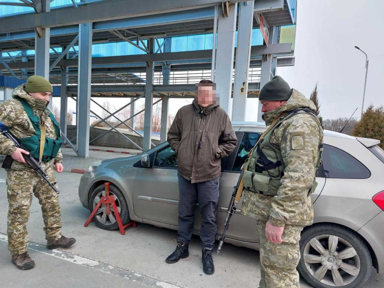 Украински граничари надникнаха в бебешка кутия и онемяха ВИДЕО