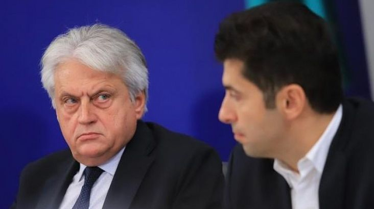 Журналист: Рашков току-що свали Петков, и докара служебно Янев