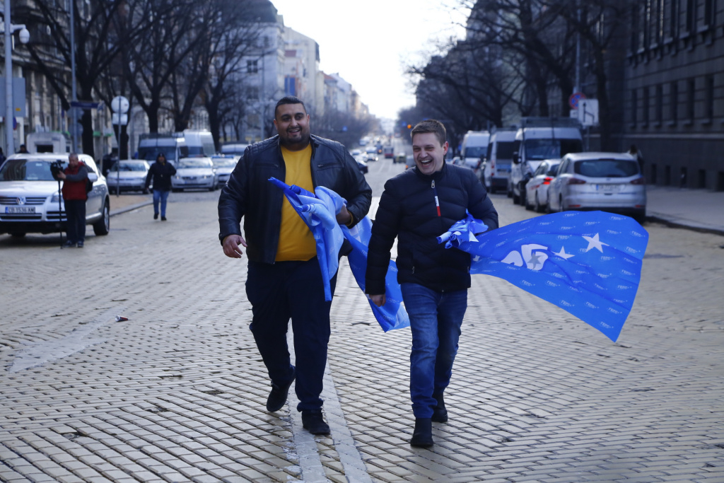 Борисов излъчва НА ЖИВО протеста на ГЕРБ пред МС, Петков се спотаи СНИМКИ
