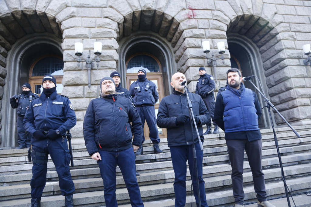 Борисов излъчва НА ЖИВО протеста на ГЕРБ пред МС, Петков се спотаи СНИМКИ