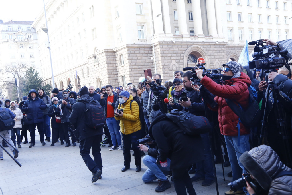 Борисов излъчва НА ЖИВО протеста на ГЕРБ пред МС, Петков се спотаи СНИМКИ