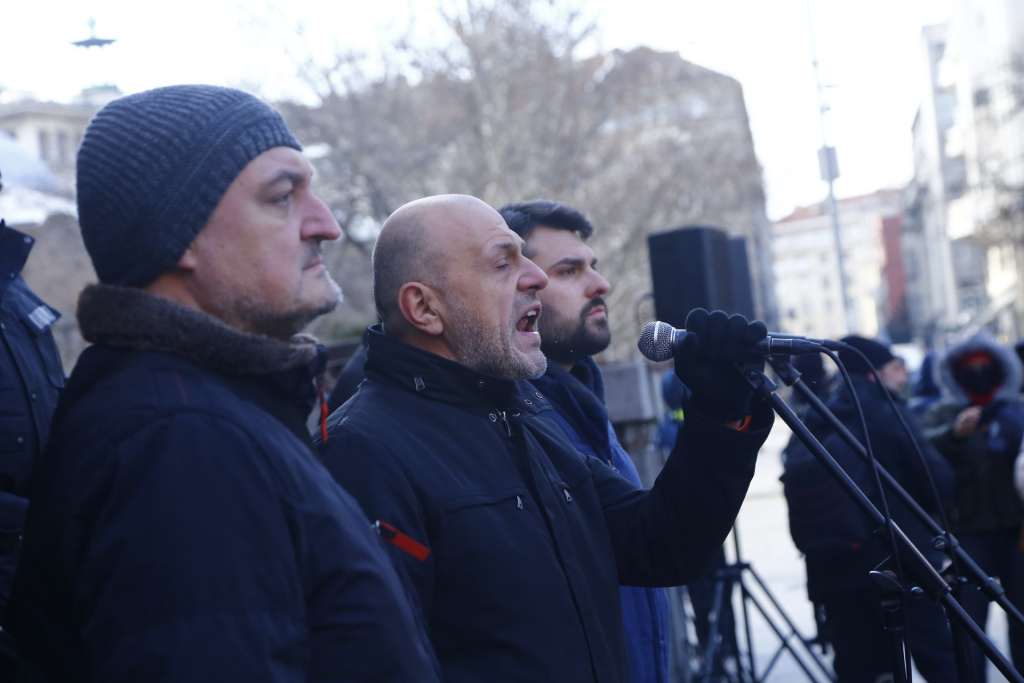 Борисов излъчва НА ЖИВО протеста на ГЕРБ пред МС, Петков се спотаи СНИМКИ