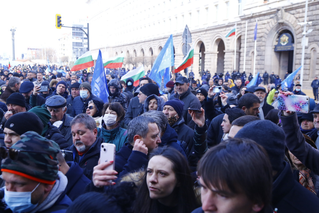 Борисов излъчва НА ЖИВО протеста на ГЕРБ пред МС, Петков се спотаи СНИМКИ
