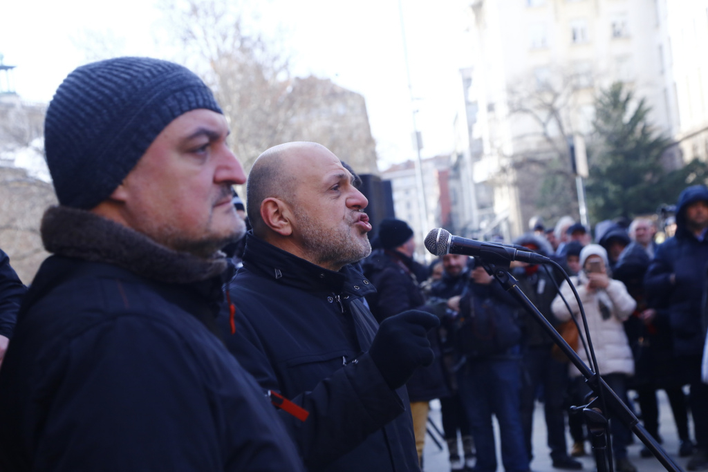 Борисов излъчва НА ЖИВО протеста на ГЕРБ пред МС, Петков се спотаи СНИМКИ