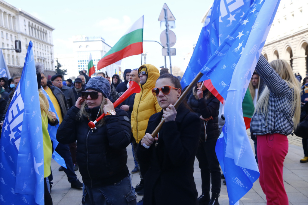 Борисов излъчва НА ЖИВО протеста на ГЕРБ пред МС, Петков се спотаи СНИМКИ