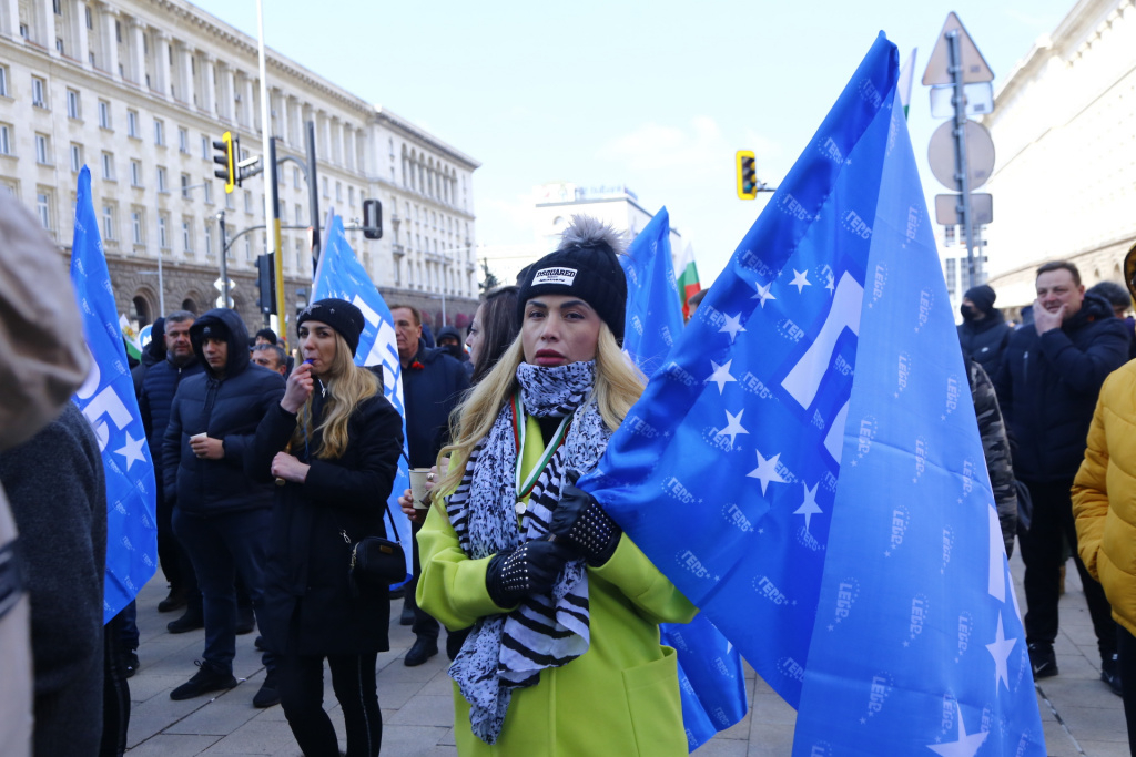 Борисов излъчва НА ЖИВО протеста на ГЕРБ пред МС, Петков се спотаи СНИМКИ