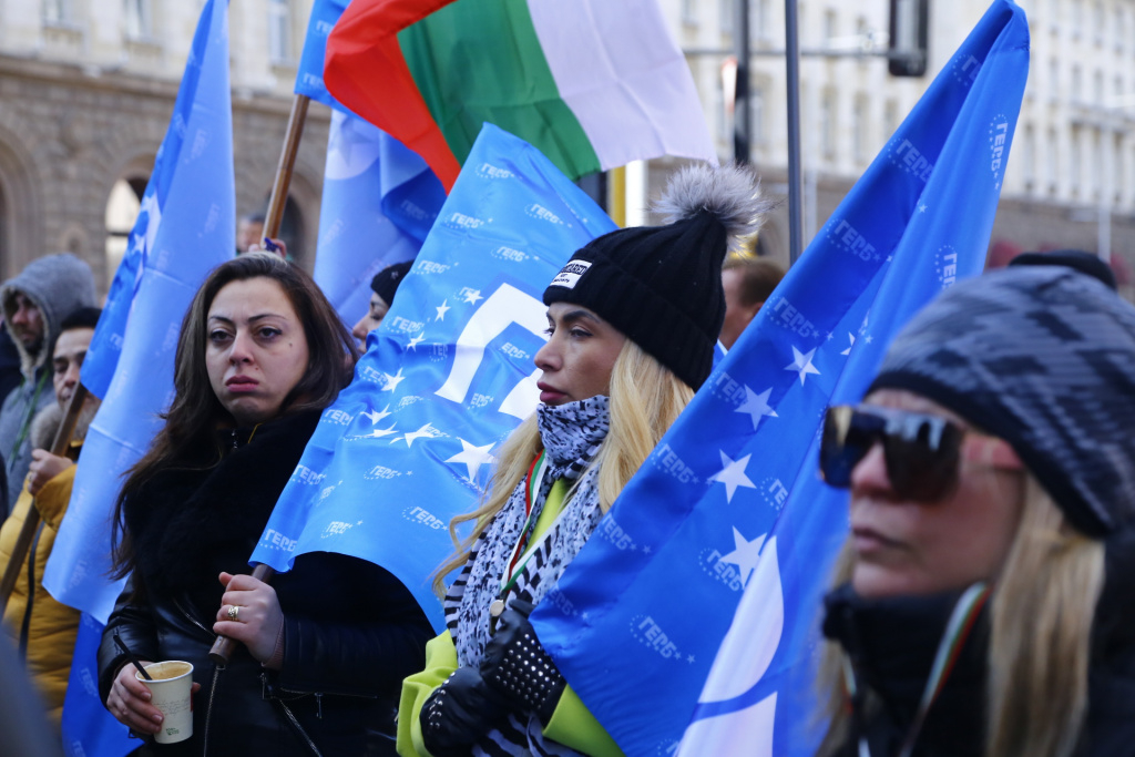 Борисов излъчва НА ЖИВО протеста на ГЕРБ пред МС, Петков се спотаи СНИМКИ