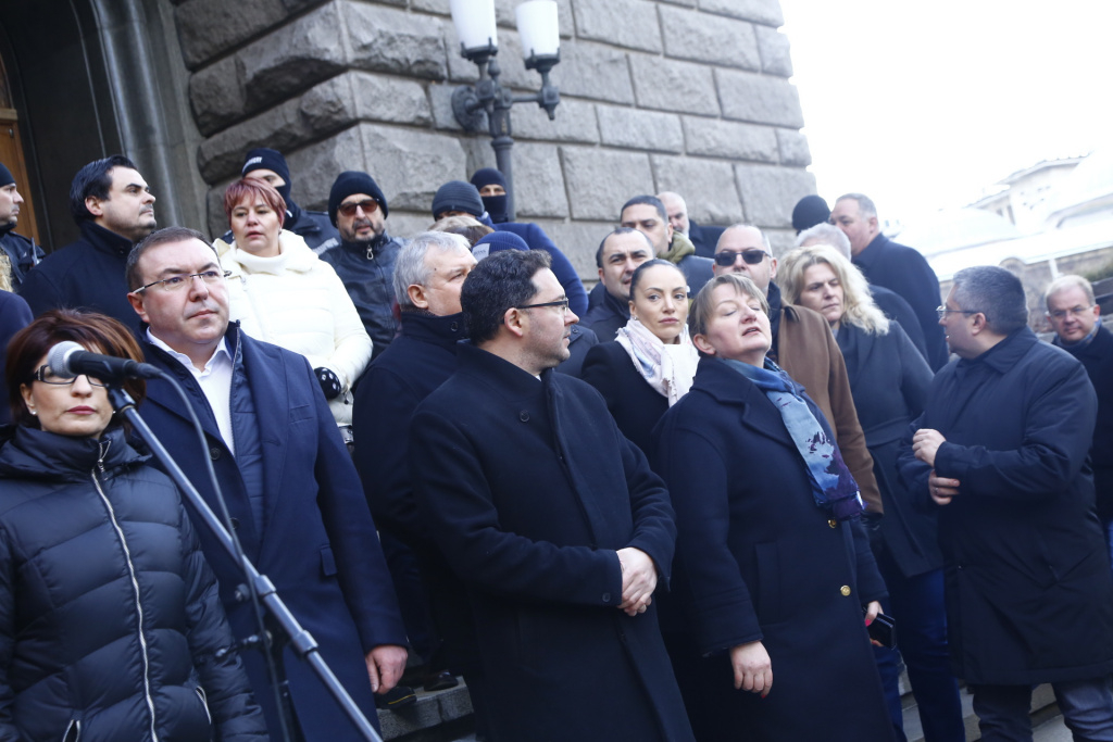 Борисов излъчва НА ЖИВО протеста на ГЕРБ пред МС, Петков се спотаи СНИМКИ