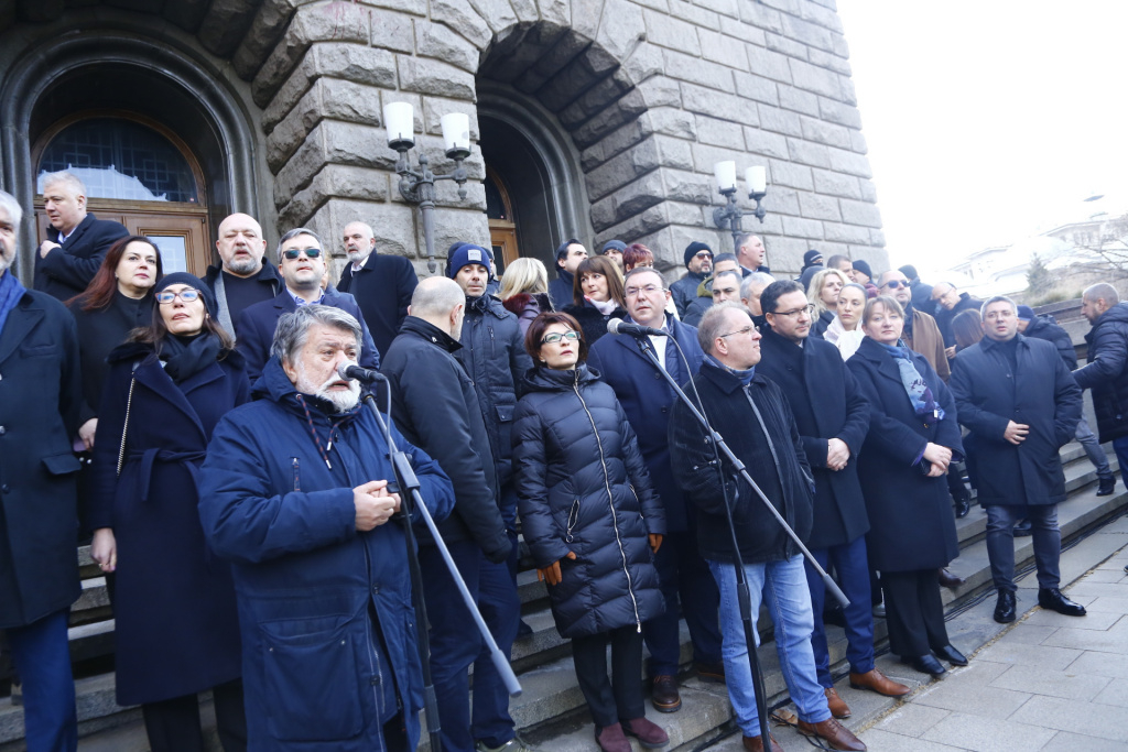 Борисов излъчва НА ЖИВО протеста на ГЕРБ пред МС, Петков се спотаи СНИМКИ