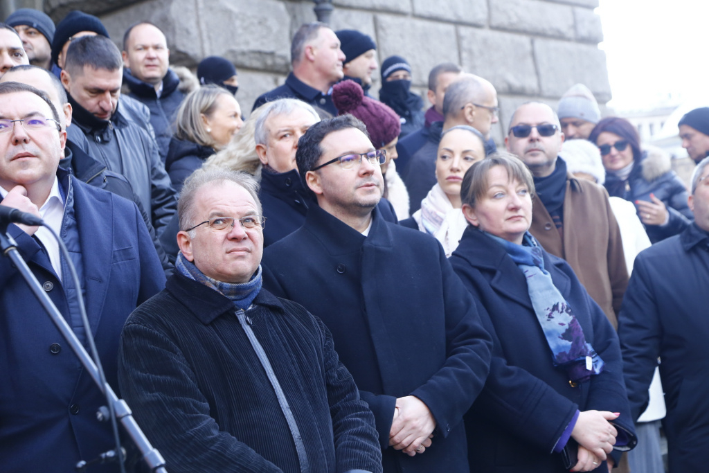 Борисов излъчва НА ЖИВО протеста на ГЕРБ пред МС, Петков се спотаи СНИМКИ
