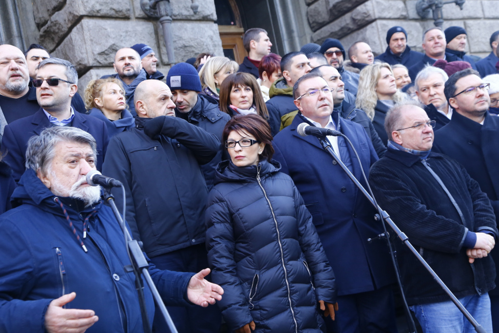Борисов излъчва НА ЖИВО протеста на ГЕРБ пред МС, Петков се спотаи СНИМКИ