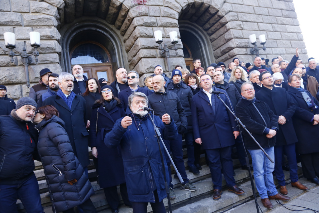Борисов излъчва НА ЖИВО протеста на ГЕРБ пред МС, Петков се спотаи СНИМКИ