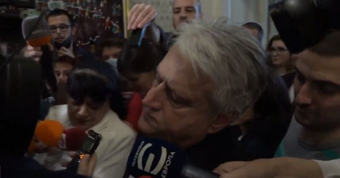 Шоу в НС! Кордон депутати от ПП вардят Рашков с телата си ВИДЕО