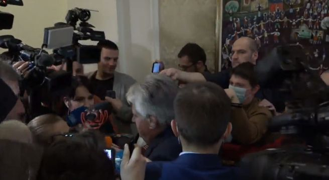Шоу в НС! Кордон депутати от ПП вардят Рашков с телата си ВИДЕО