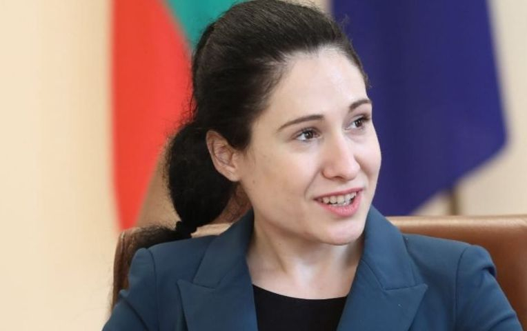 Зам.-министърката на отбраната, която хвърли оставката си на Петков, го смълча с 2 въпроса