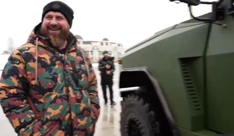 Кадиров изпробва трофеен брониран джип на украински генерал, с който ще влезе в Киев ВИДЕО