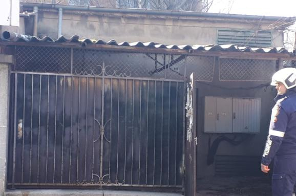 Апаш с брадва направи голям зулум в центъра на Казанлък, но го застигна страшно възмездие и... СНИМКИ 