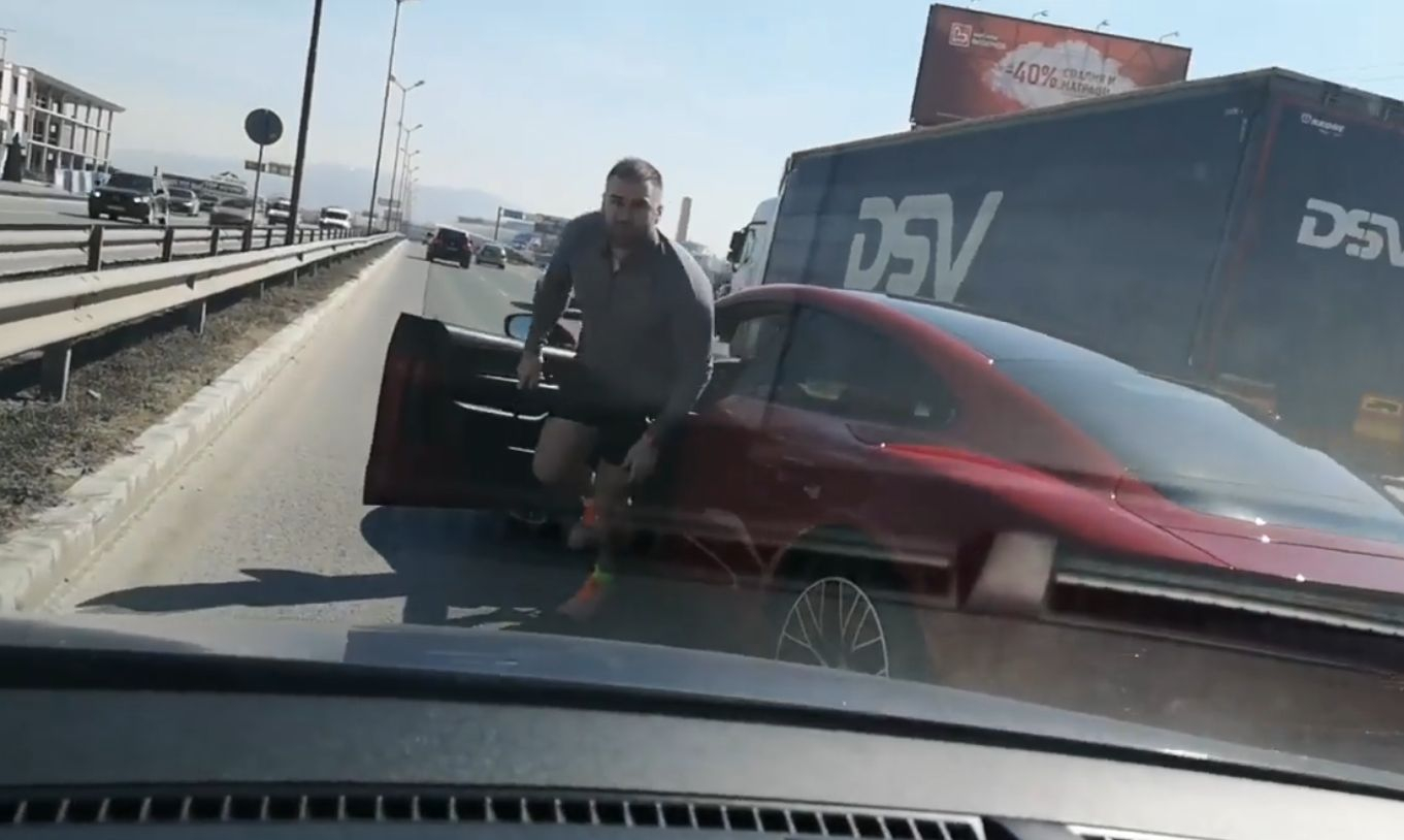 Столичен джигит скочи да бие колега с метална палка, а после... ВИДЕО 