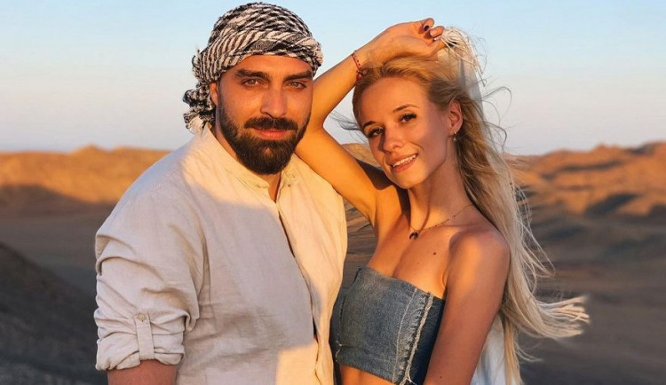 Ето как Кристин на Тото от "СкандаУ" кърми бебето СНИМКА
