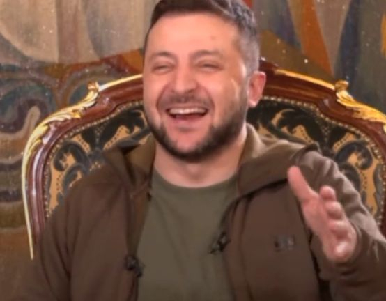 Зеленски избухна в смях заради въпрос на русокоса журналистка ВИДЕО
