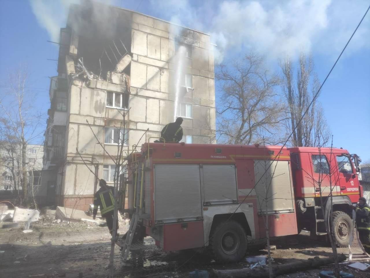Обстрел на жилищна сграда в Рубижне, има загинали СНИМКИ 18+