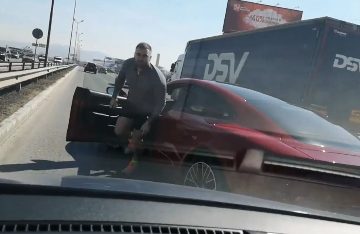Ето кой е джигитът с лъскавото "Порше", скачал на бой на столичното Околовръстно 