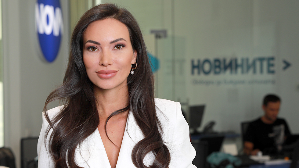 Синоптичка на Нова тв заголи баджаци, пъхна се в къс минижуп СНИМКИ