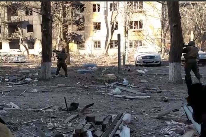 Бойците на Кадиров в акция в Мариупол под куршуми и снаряди ВИДЕО