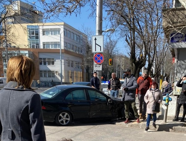 Катастрофа с две коли и тролей на столичния бул. "Дондуков" СНИМКИ