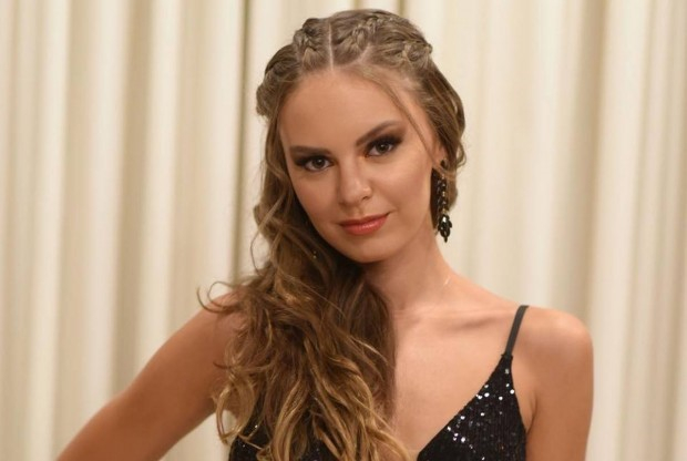 В "Ергенът" стана горещо! Виктория махна банския на... СНИМКИ 18+