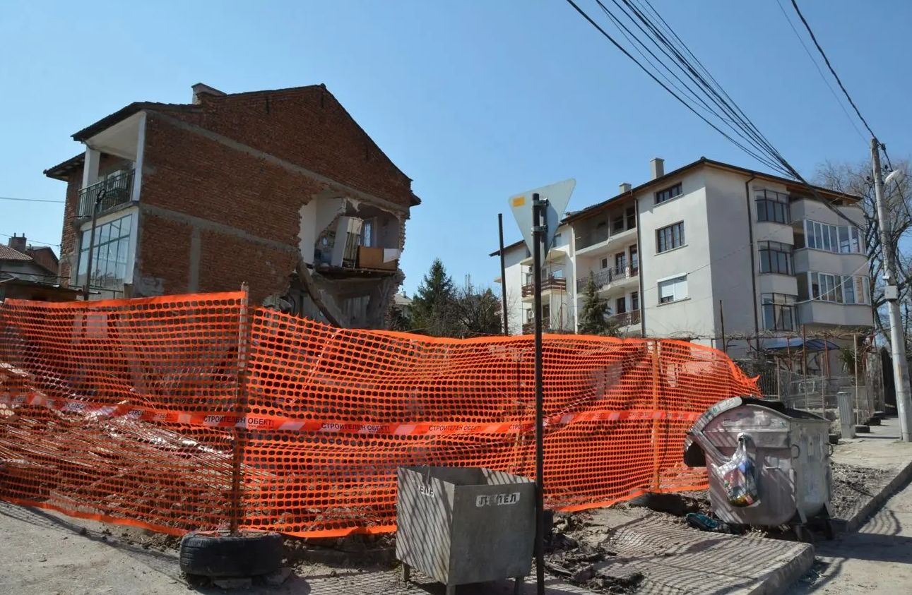 Пишман строители направиха голяма беля с къща в Хасково, собствениците оцеляха по чудо СНИМКИ
